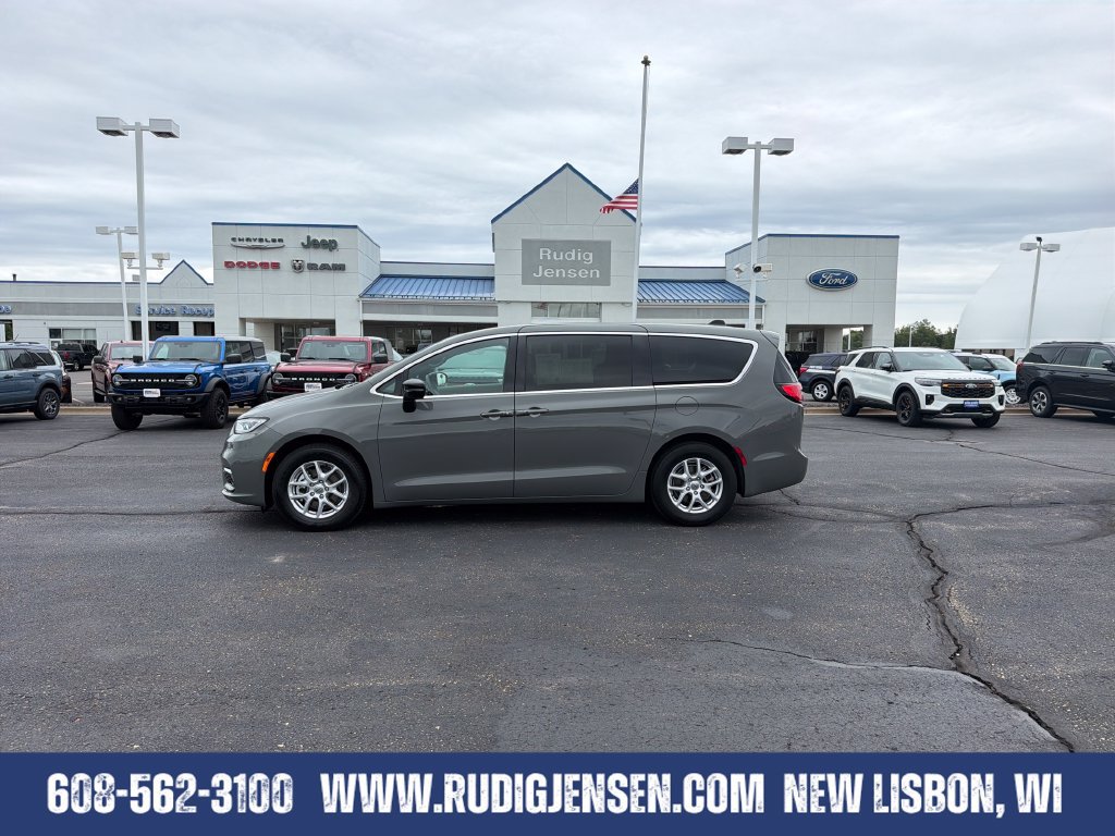 Used 2025 Chrysler Pacifica Select FWD image 2
