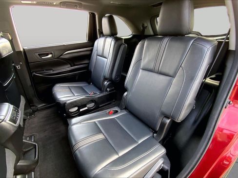 Used 2017 Toyota Highlander SE FWD image 20