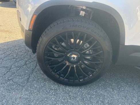 Used 2025 Land Rover Defender 110 S image 27