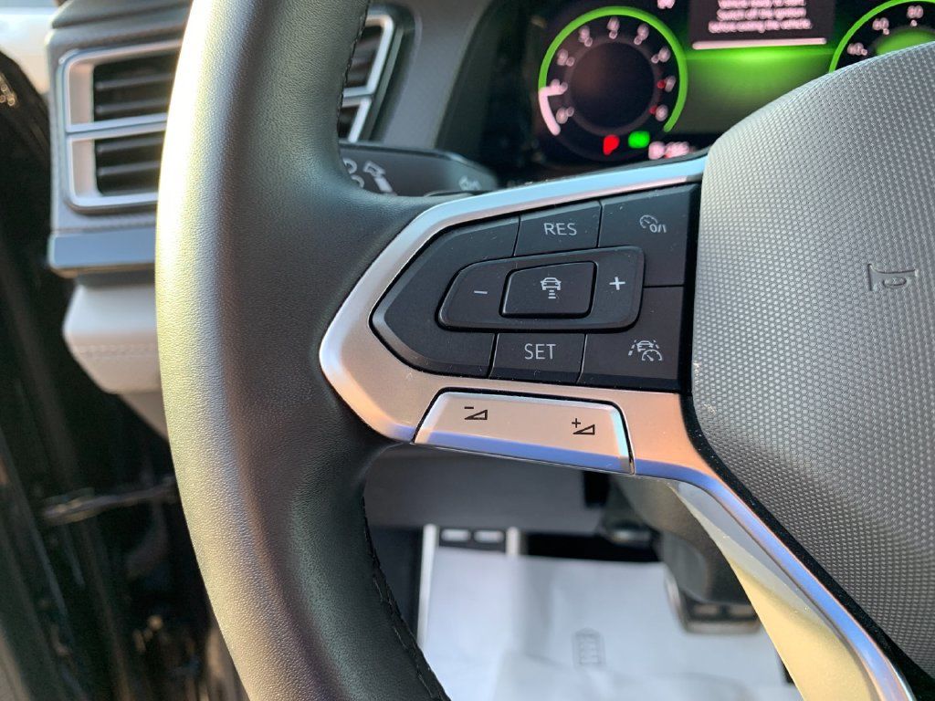 Used 2025 Volkswagen Atlas Peak Edition SE AWD/4WD image 28