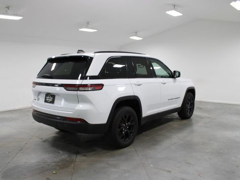 Used 2024 Jeep Grand Cherokee Altitude AWD/4WD image 9