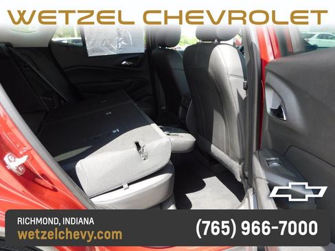 Used 2025 Chevrolet Trax LT w/ LT Convenience Package FWD image 23