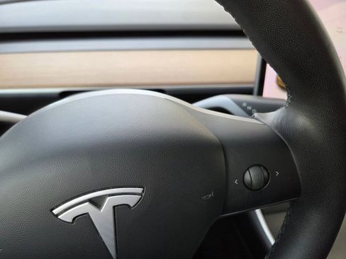 Used 2020 Tesla Model Y Long Range image 23