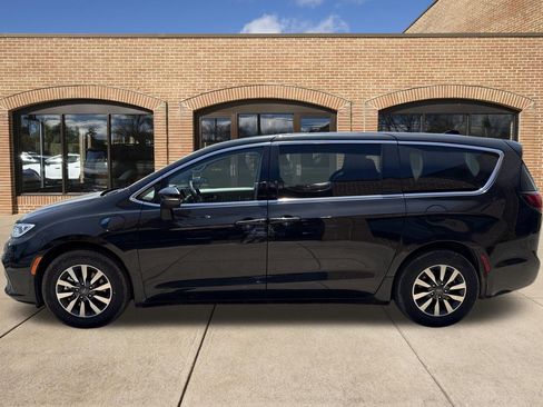 Used 2023 Chrysler Pacifica Touring-L FWD image 6
