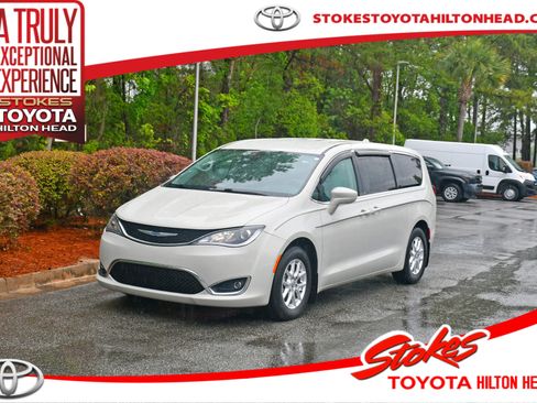 Used 2020 Chrysler Pacifica Touring FWD image 1