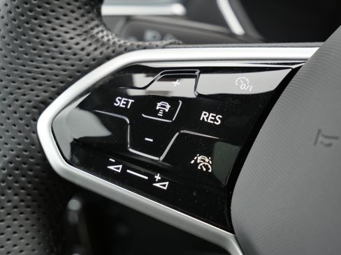 Certified 2022 Volkswagen Tiguan SEL R-Line image 33