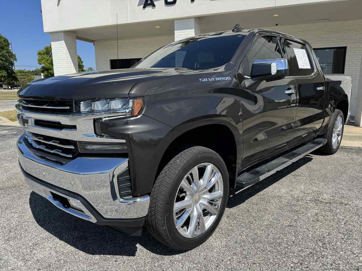 Used 2021 Chevrolet Silverado 1500 LTZ w/ LTZ Convenience Package II AWD/4WD image 3
