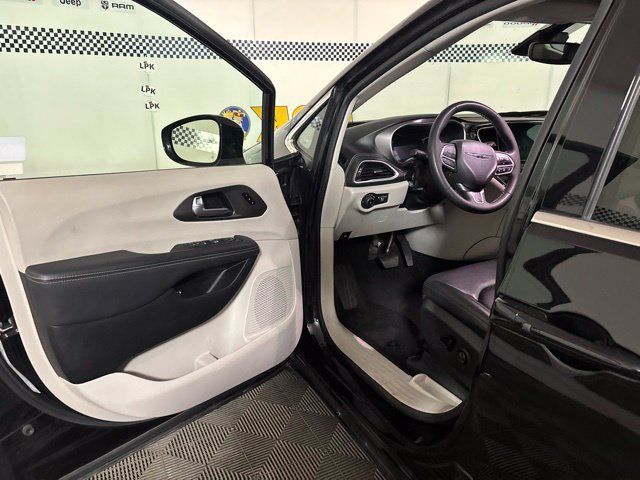 Used 2024 Chrysler Pacifica Limited FWD image 9