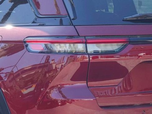 Used 2024 Jeep Grand Cherokee Altitude image 8