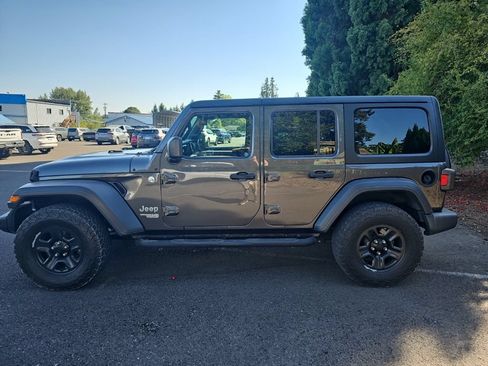 Used 2018 Jeep Wrangler Unlimited Sport AWD/4WD image 3