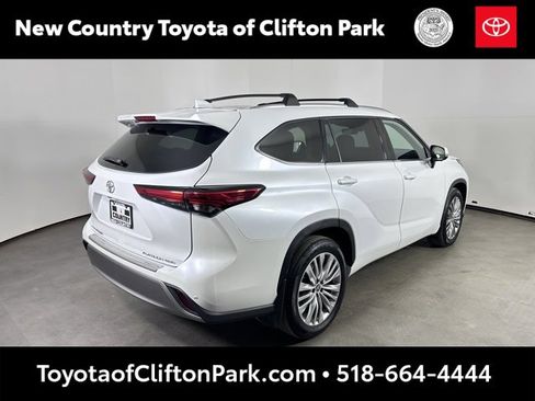 Used 2023 Toyota Highlander Platinum image 3