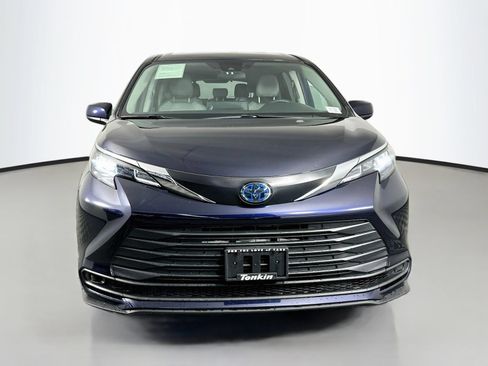 Used 2024 Toyota Sienna LE AWD/4WD image 2