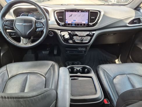 Used 2021 Chrysler Pacifica Touring-L w/ Uconnect Theater Family Group FWD image 16