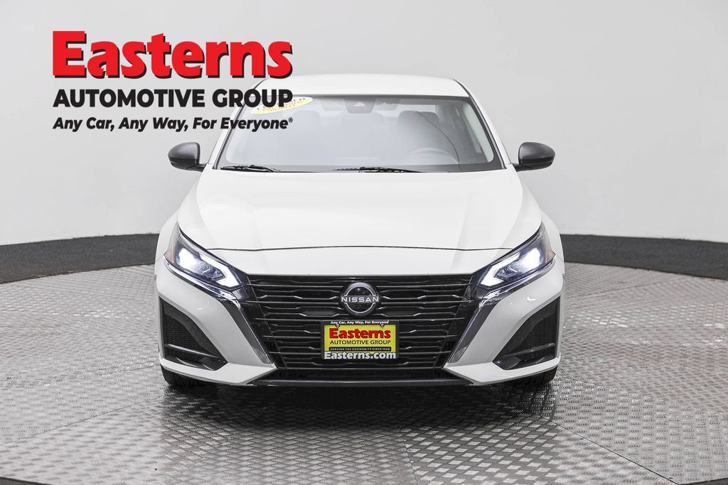 Used 2025 Nissan Altima 2.5 SV FWD image 2