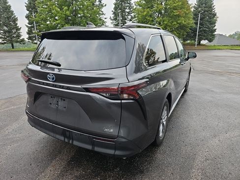 Used 2025 Toyota Sienna XLE FWD image 6