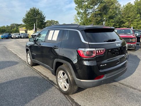 Used 2022 Jeep Compass Latitude w/ Convenience Group AWD/4WD image 3