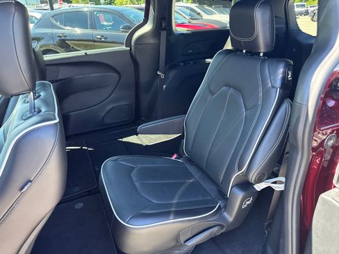 Used 2023 Chrysler Pacifica Limited w/ S Appearance Package FWD image 28