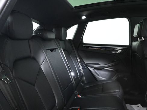 Used 2025 Porsche Macan AWD/4WD image 40