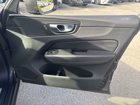 Used 2022 Volvo XC60 B5 Momentum image 8