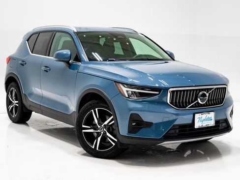 Used 2023 Volvo XC40 B5 Plus AWD/4WD image 6