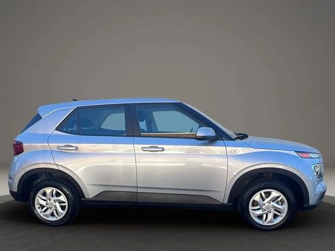 Used 2022 Hyundai Venue SE image 4