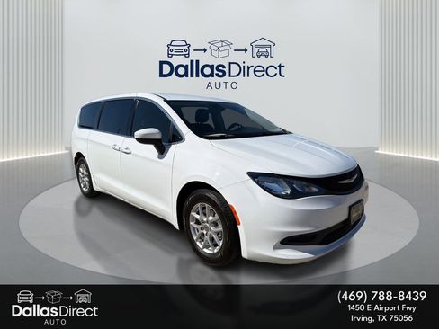 Used 2023 Chrysler Voyager LX image 2