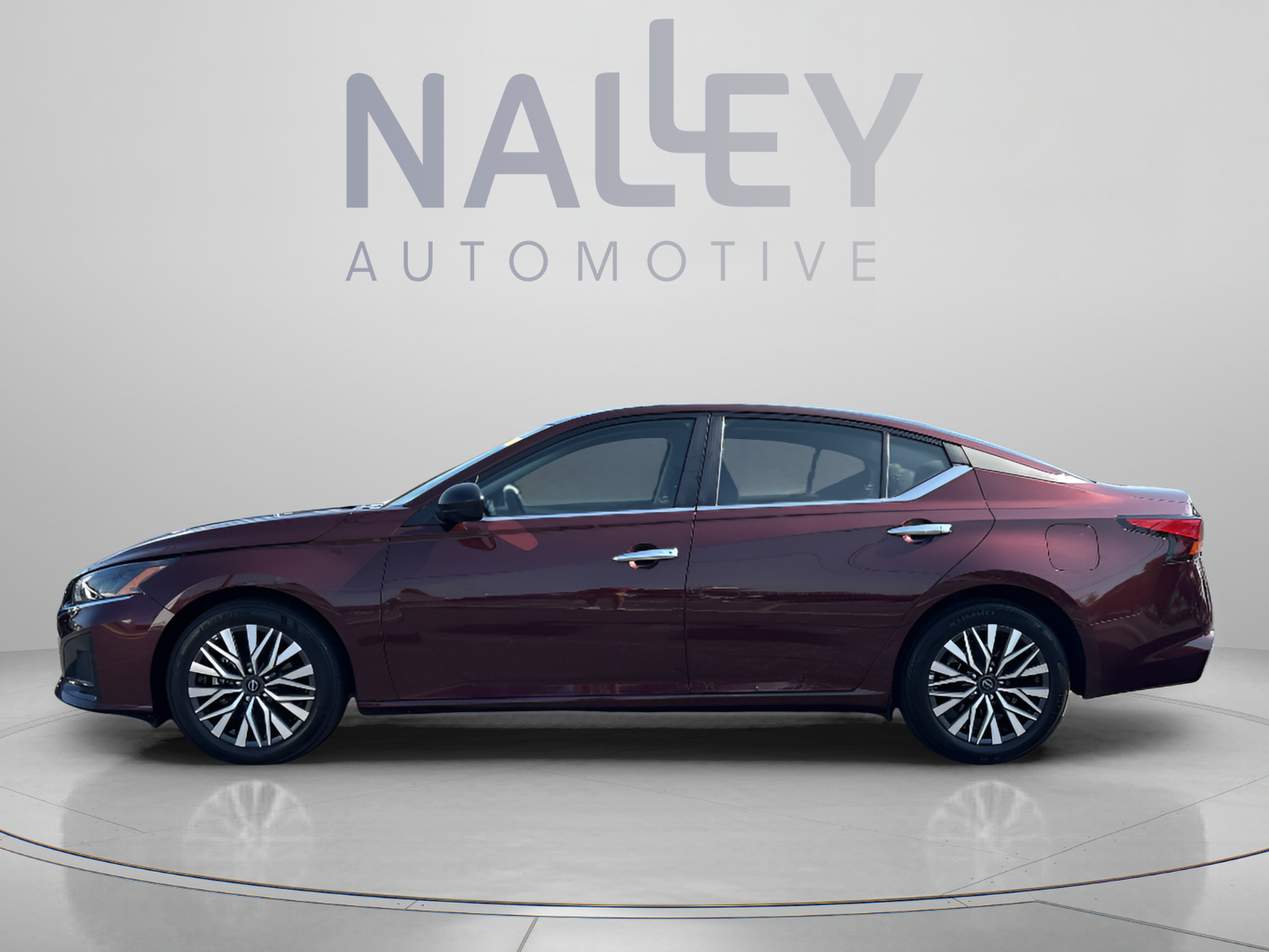 Used 2025 Nissan Altima 2.5 SV FWD image 2