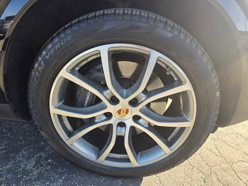 Used 2023 Porsche Cayenne Platinum Edition image 9