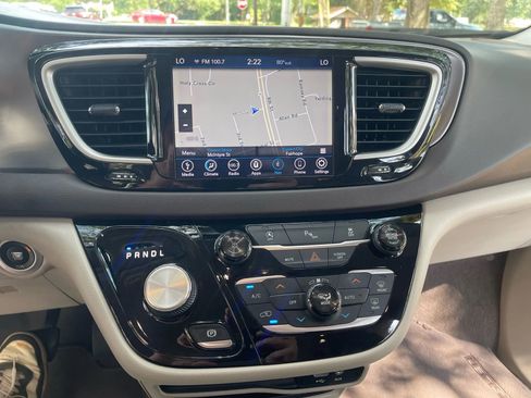 Used 2018 Chrysler Pacifica Touring Plus image 19