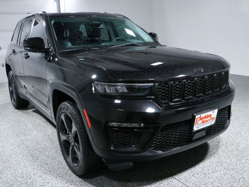 Used 2023 Jeep Grand Cherokee Limited w/ Black Appearance Package AWD/4WD image 5