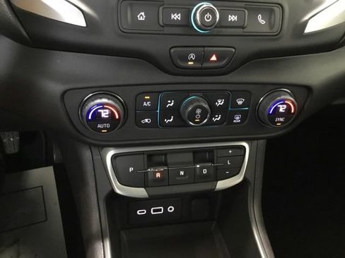 Used 2024 GMC Terrain SLE w/ Driver Convenience Package FWD image 25