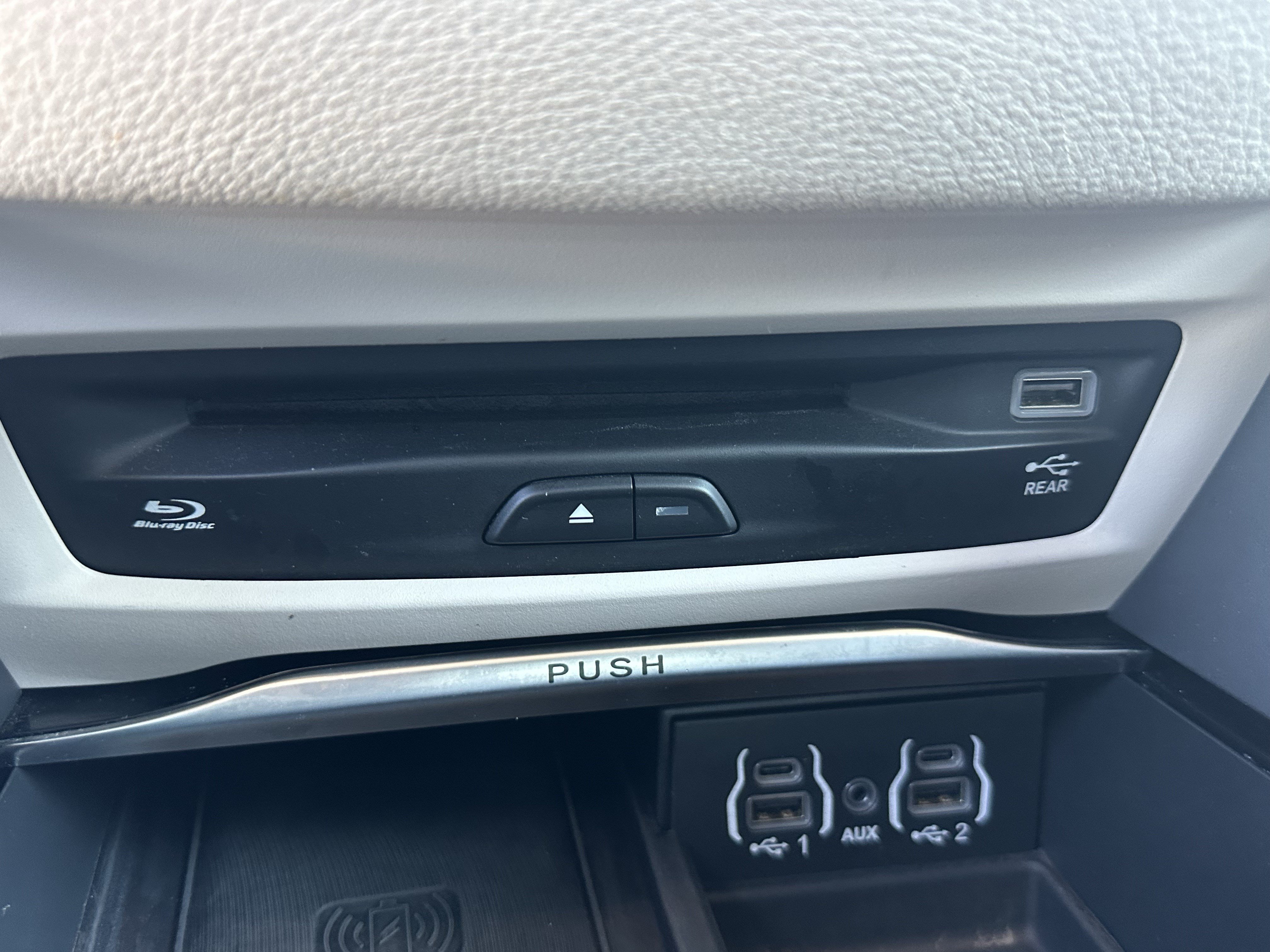 Used 2021 Chrysler Pacifica Limited w/ Uconnect Theater Family Group FWD image 31