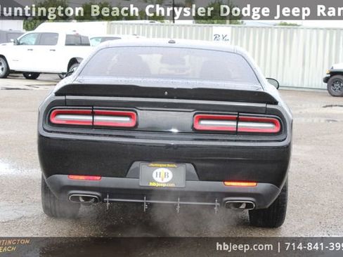 Used 2019 Dodge Challenger SXT image 4