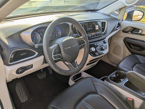 Used 2023 Chrysler Pacifica Touring-L image 15