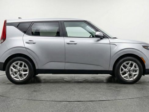 Used 2025 Kia Soul LX w/ LX Technology Package FWD image 11
