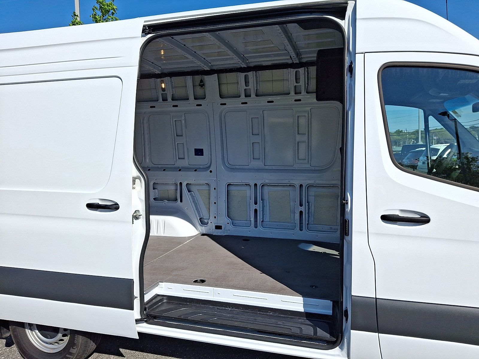 Used 2025 Mercedes-Benz Sprinter 2500 image 10