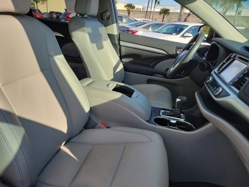 Used 2019 Toyota Highlander XLE image 6