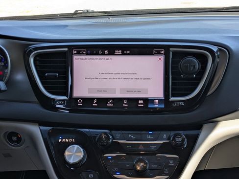 Used 2022 Chrysler Pacifica Touring-L image 19