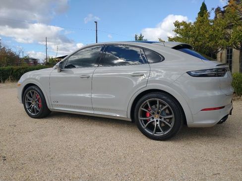Used 2022 Porsche Cayenne GTS image 11