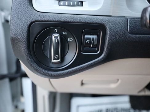 Used 2016 Volkswagen Golf S image 32