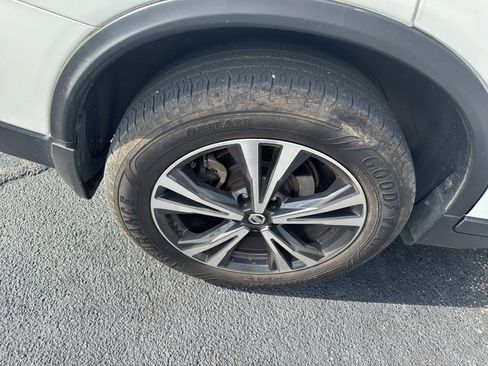 Used 2020 Nissan Rogue SV w/ Premium Package FWD image 4