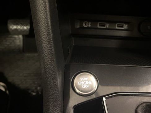 Used 2018 Volkswagen Tiguan SE image 12