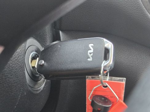 Used 2025 Kia Soul LX w/ LX Technology Package FWD image 23