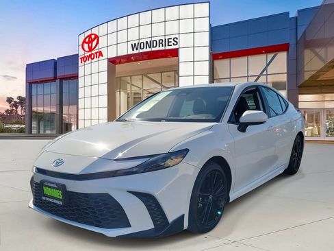 Used 2025 Toyota Camry SE image 2