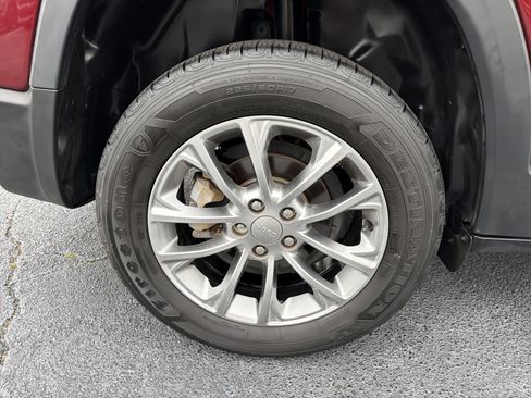 Used 2019 Jeep Cherokee Latitude Plus image 17