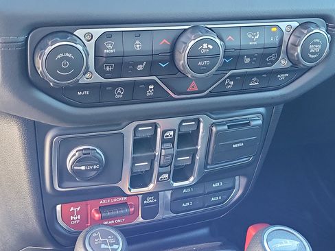 New 2025 Jeep Gladiator Mojave image 17