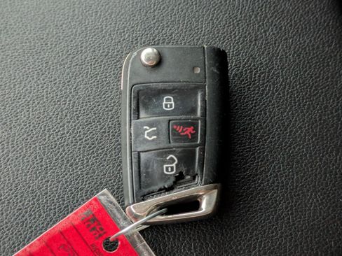 Used 2018 Volkswagen Tiguan SE image 31