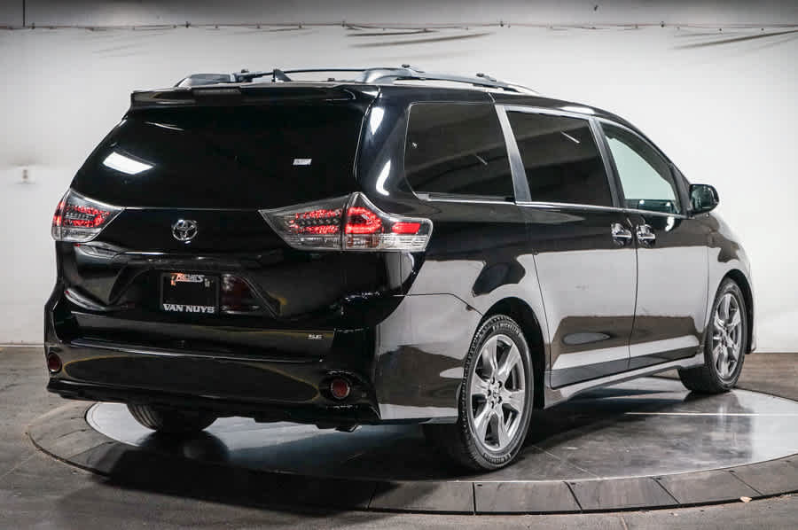 Used 2018 Toyota Sienna SE w/ Carpet Mat Package FWD image 4