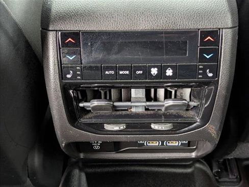 Used 2022 Jeep Grand Cherokee Overland w/ Luxury Tech Group IV AWD/4WD image 17