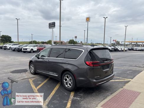 Used 2023 Chrysler Pacifica Limited FWD image 3